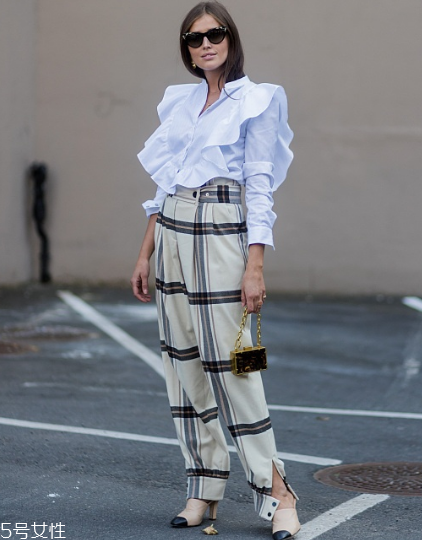 格紋褲子配什么上衣？最拉風(fēng)的春日穿搭