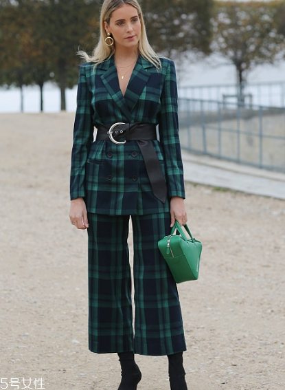 格紋褲子配什么上衣？最拉風(fēng)的春日穿搭