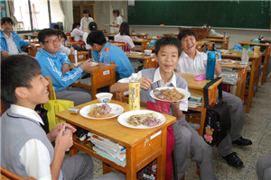 吃飯先吃飯還是先喝湯 先喝湯好還是先吃飯好 吃飯先吃飯還是先喝湯 先喝湯好還是先吃飯好