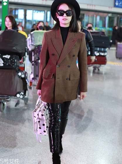 黑色打底衫怎么配衣服？時尚界的常青單品