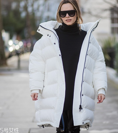 黑色打底衫怎么配衣服？時尚界的常青單品