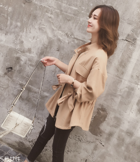 今年流行什么樣的風(fēng)衣？這幾款少女感十足