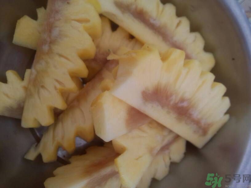菠蘿里面發(fā)黑能吃嗎？切開菠蘿里面是黑色的怎么回事？