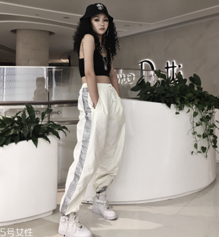 運(yùn)動褲為什么洗了發(fā)紅？運(yùn)動褲清洗方法要得當(dāng)