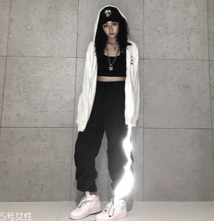 運(yùn)動(dòng)褲如何卷褲腳？這樣卷褲腳最好看