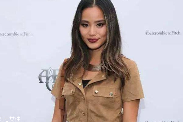 皮膚黃適合穿藍(lán)色嗎？淺色系是首選