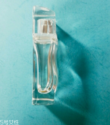 水生調(diào)聞起來像什么？讓人想起大海的香水