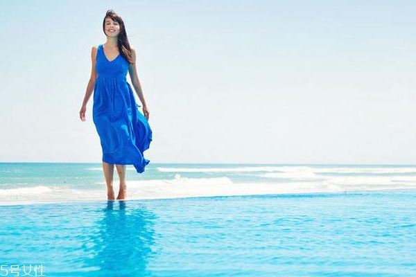 水生調(diào)聞起來像什么？讓人想起大海的香水