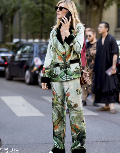 睡衣外穿怎么搭配好看？自由自在的慵懶少女