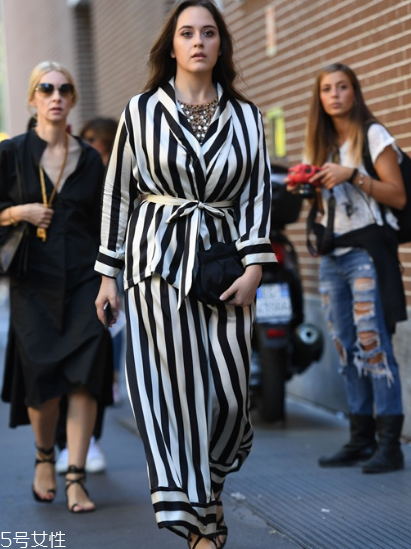 睡衣外穿怎么搭配好看？自由自在的慵懶少女