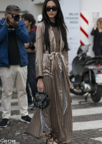 睡衣外穿怎么搭配好看？自由自在的慵懶少女