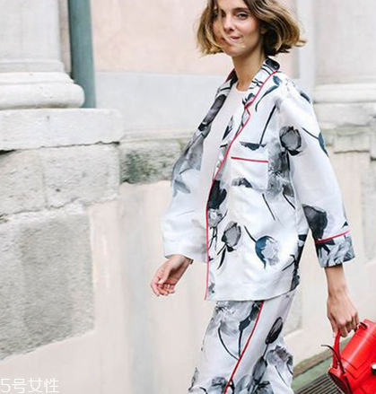 睡衣外穿怎么搭配好看？自由自在的慵懶少女