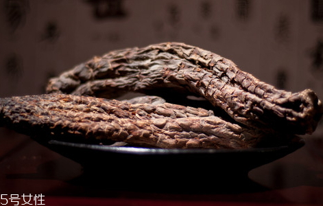 肉蓯蓉什么顏色的好 肉蓯蓉一般呈現(xiàn)黑色 肉蓯蓉什么顏色的好 肉蓯蓉一般呈現(xiàn)黑色