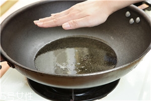 炸完東西的油應(yīng)該怎么處理才干凈 炸完東西的油應(yīng)該怎么處理才干凈