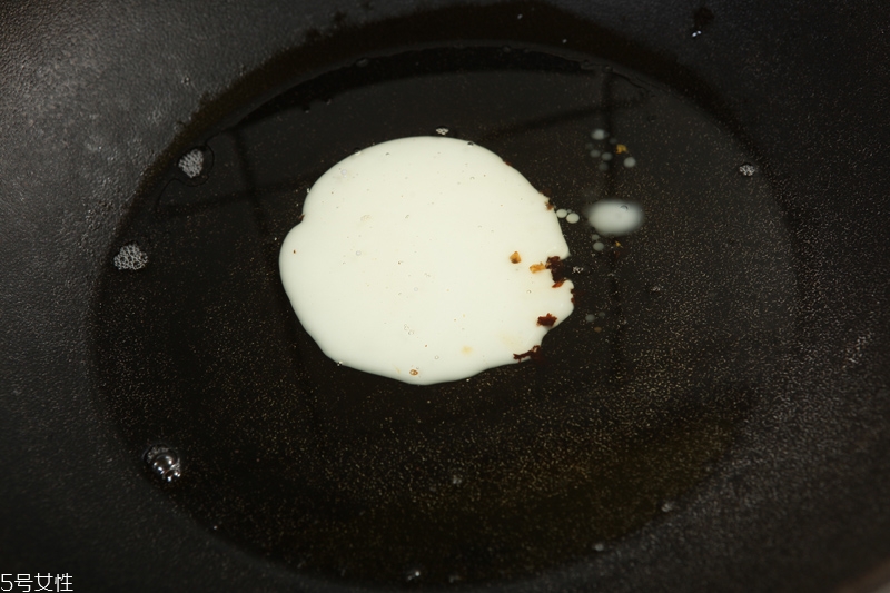 炸完東西的油應(yīng)該怎么處理才干凈 炸完東西的油應(yīng)該怎么處理才干凈