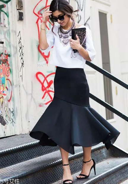 包臀裙配什么上衣好看？給你一個(gè)充滿女人味的春天