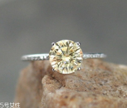 新娘戴什么戒指比較好看？明黃也能代表永恒