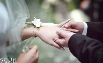 新娘戴什么戒指比較好看？明黃也能代表永恒