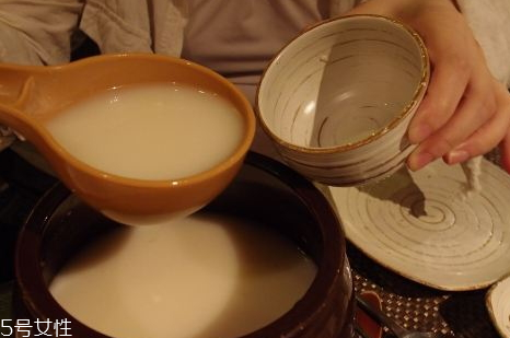 米酒適合哪些人群飲用 適合女士和老人飲用 米酒適合哪些人群飲用 適合女士和老人飲用