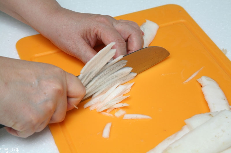 白蘿卜皮能吃嗎 白蘿卜皮切絲更好吃 白蘿卜皮能吃嗎 白蘿卜皮切絲更好吃