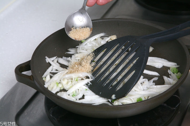 白蘿卜皮能吃嗎 白蘿卜皮切絲更好吃 白蘿卜皮能吃嗎 白蘿卜皮切絲更好吃