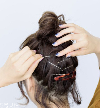 短發(fā)扎成丸子頭的方法 2018最新丸子頭扎法 短發(fā)扎成丸子頭的方法 2018最新丸子頭扎法