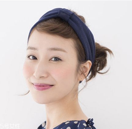 韓國(guó)發(fā)帶怎么帶好看 韓國(guó)發(fā)帶的系法圖解 韓國(guó)發(fā)帶怎么帶好看 韓國(guó)發(fā)帶的系法圖解