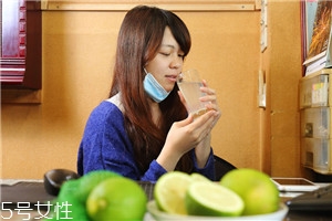 檸檬水加鹽的功效與作用點(diǎn)是什么 檸檬水加鹽的功效與作用點(diǎn)是什么