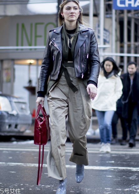 工裝褲怎么搭配好看？比牛仔褲時髦多了