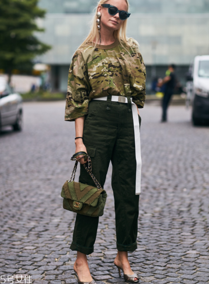 工裝褲怎么搭配好看？比牛仔褲時髦多了