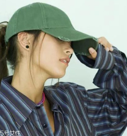 棒球帽怎么搭配衣服？素顏也能hold住