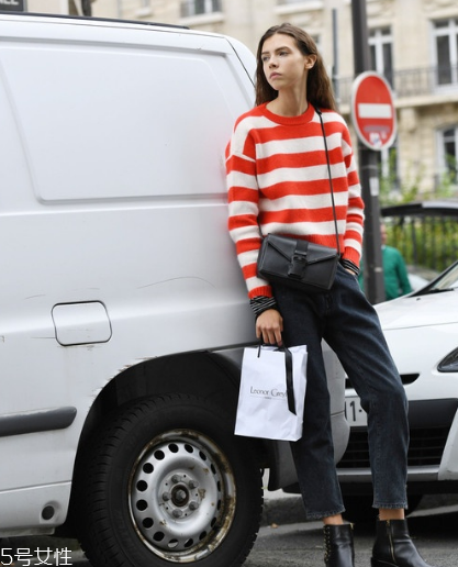 條紋毛衣怎么搭配？營造浪漫少女感