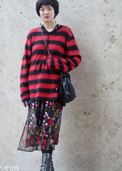 條紋毛衣怎么搭配？營造浪漫少女感