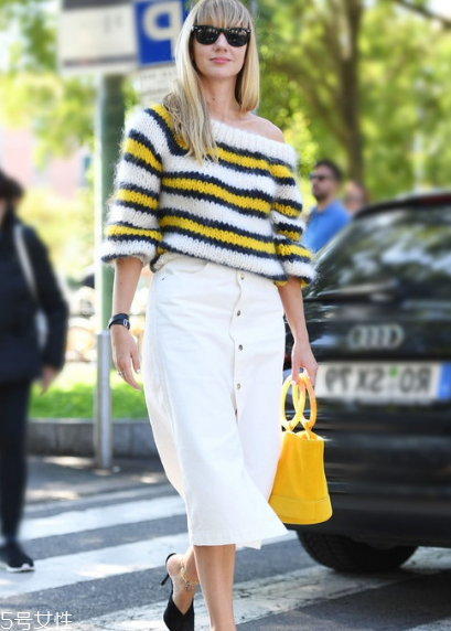 條紋毛衣怎么搭配？營造浪漫少女感