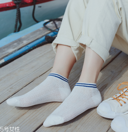 襪子能放在洗衣機(jī)洗嗎？襪子最好手洗