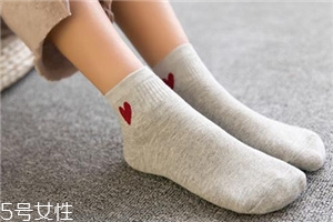 襪子能放在洗衣機(jī)洗嗎？襪子最好手洗