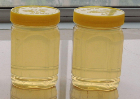 槐花蜜什么顏色 正宗是水白色或者白色 槐花蜜什么顏色 正宗是水白色或者白色