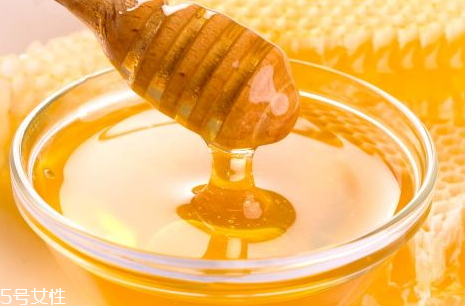 龍眼蜜和荔枝蜜哪個(gè)好 l兩種都是蜂蜜中的上品 龍眼蜜和荔枝蜜哪個(gè)好 l兩種都是蜂蜜中的上品