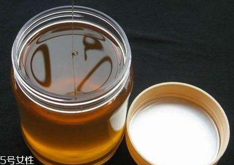 龍眼蜜和荔枝蜜哪個(gè)好 l兩種都是蜂蜜中的上品 龍眼蜜和荔枝蜜哪個(gè)好 l兩種都是蜂蜜中的上品