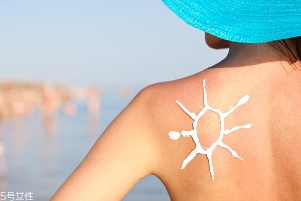 防曬霜倍數(shù)高就不會(huì)曬黑嗎？不防水再高也沒用