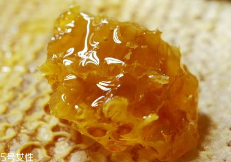 土蜂蜜可以擦臉嗎 對(duì)皮膚的好處頗多 土蜂蜜可以擦臉嗎 對(duì)皮膚的好處頗多