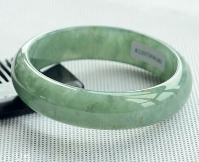 玉手鐲有裂紋還能戴嗎？玉石專家告訴你答案