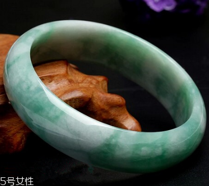 玉手鐲有裂紋還能戴嗎？玉石專家告訴你答案