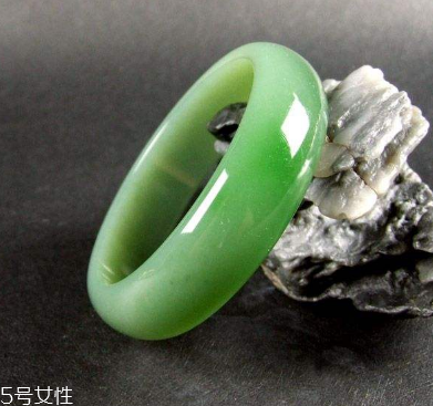 玉手鐲取不下來怎么辦？小妙招輕松取下玉手鐲