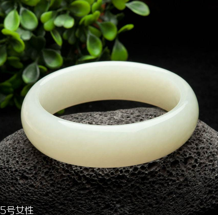 玉手鐲可以戴著睡覺嗎？玉手鐲有助于睡眠