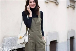 春天穿背帶褲怎么搭配？大玩減齡風(fēng)