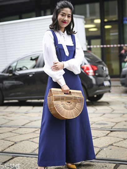 春天穿背帶褲怎么搭配？大玩減齡風(fēng)