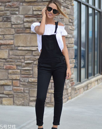 春天穿背帶褲怎么搭配？大玩減齡風(fēng)