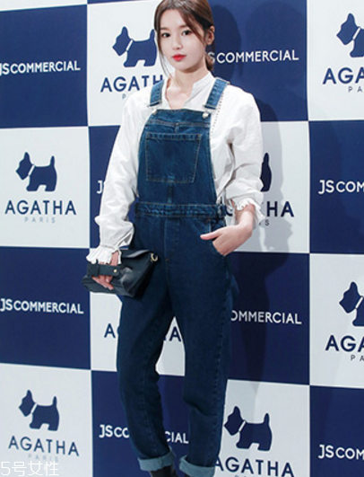 春天穿背帶褲怎么搭配？大玩減齡風(fēng)