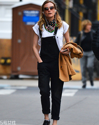春天穿背帶褲怎么搭配？大玩減齡風(fēng)